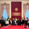 Các thành viên VINEU và Bộ trưởng Bộ Kế hoạch và Đầu tư Nguyễn Chí Dũng. (Ảnh: Hải Sa/Vietnam+)