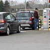 Bơm xăng cho các phương tiện tại trạm xăng ở Lubieszyn, miền Tây Bắc Ba Lan ngày 4/1/2022. (Ảnh: PAP/TTXVN)
