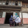 Nhân viên y tế tiêm vaccine ngừa COVID-19 cho người dân tại tỉnh Quý Châu, Trung Quốc, ngày 12/12/2022. (Ảnh: AFP/TTXVN)