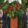 Chủ tịch nước Nguyễn Xuân Phúc và Tổng thống Indonesia Joko Widodo gặp gỡ báo chí. (Ảnh: Thống Nhất/TTXVN)