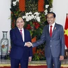 Chủ tịch nước Nguyễn Xuân Phúc chụp ảnh chung với Tổng thống Indonesia Joko Widodo trước khi tiến hành hội đàm. (Ảnh: Thống Nhất/TTXVN)
