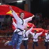 Các thành viên đội tuyển Taekwondo thi đấu biểu diễn Quyền sáng tạo đồng đội ăn mừng khi giành HCV ngay trận đầu ra quân tại SEA Games 31, sáng 16/5. (Ảnh: Minh Quyết/TTXVN)