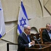 Thủ tướng Israel đắc cử Benjamin Netanyahu (trái) và Chủ tịch Quốc hội Yariv Levin tại một phiên họp Quốc hội Israel ở Jerusalem. (Ảnh: AFP/TTXVN)