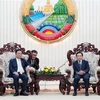 Thủ tướng Lào Phankham Viphavanh tiếp thân mật Bộ trưởng Lê Minh Hoan cùng đoàn. (Ảnh: Phạm Kiên/TTXVN)