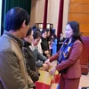 Phó Chủ tịch nước Võ Thị Ánh Xuân tặng quà cho công nhân, người lao động có hoàn cảnh khó khăn trên địa bàn tỉnh Lạng Sơn. (Ảnh: Anh Tuấn/TTXVN)
