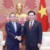 Chủ tịch Quốc hội Vương Đình Huệ tiếp Đại sứ Đặc mệnh toàn quyền Vương quốc Campuchia Chay Navuth. (Ảnh: Doãn Tấn/TTXVN)