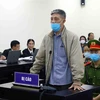Bị cáo Nguyễn Việt Hùng (sinh năm 1956, cựu Phó Cục trưởng Cục Quản lý Dược, Bộ Y tế) khai báo trước tòa. (Ảnh: Phạm Kiên/TTXVN)