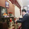 Chủ tịch Quốc hội Vương Đình Huệ dâng hương tưởng nhớ cố Chủ tịch Quốc hội Nguyễn Hữu Thọ. 
