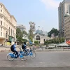 Giới trẻ trải nghiệm xe đạp công cộng tại Thành phố Hồ Chí Minh. (Ảnh: Tiến Lực/TTXVN)