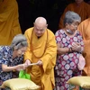Hòa thượng Thích Thiện Nhơn (thứ 2 từ trái sang), Chủ tịch Hội đồng Trị sự Giáo hội Phật giáo Việt Nam và Hòa thượng Thích Lệ Trang (ngoài cùng bên phải), Trưởng Ban Trị sự Giáo hội Phật giáo Việt Nam Thành phố Hồ Chí Minh, tặng quà cho người dân nghèo tr