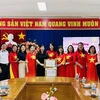 Ban liên lạc người Việt châu Âu “Vì biển, đảo Việt Nam” trao tặng quà Tết cho cán bộ, chiến sỹ tại đảo Trường Sa 10 bộ loa di động trị giá hơn 48 triệu đồng. (Ảnh: TTXVN phát)