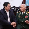 Thủ tướng Phạm Minh Chính thăm anh hùng lực lượng vũ trang nhân dân Đặng Phi Thưởng (76 tuổi). (Ảnh: Dương Giang/TTXVN)