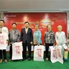 Đại sứ Nguyễn Huy Tăng và đại diện các gia đình có công với cách mạng, có nhiều đóng góp trong công tác cộng đồng tại chương trình. (Ảnh: Huỳnh Thảo/TTXVN)