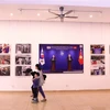 Khách tham quan triển lãm ảnh “30 năm hợp tác Việt Nam-Hàn Quốc” ngày 17/12/2022. (Ảnh: Hoàng Hiếu/TTXVN)