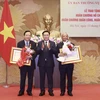 Chủ tịch Quốc hội Vương Đình Huệ trao Huân chương Hồ Chí Minh cho nguyên Phó Chủ tịch Quốc hội Uông Chu Lưu và nguyên Phó Chủ tịch Quốc hội Huỳnh Ngọc Sơn. 