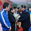 Thủ tướng Phạm Minh Chính tặng quà cho công nhân, người lao động, người có hoàn cảnh khó khăn tỉnh Nam Định. (Ảnh: Dương Giang/TTXVN)