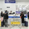 Hành khách xếp hàng để làm thủ tục tại sân bay quốc tế ở Thượng Hải, Trung Quốc, ngày 8/1/2023. (Ảnh: THX/TTXVN)
