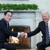 Tổng thống Mỹ Joe Biden (phải) và Thủ tướng Nhật Bản Fumio Kishida (trái) tại cuộc gặp ở Washington, DC, ngày 13/1/2023. (Ảnh: AFP/TTXVN)