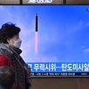 Người dân theo dõi trên truyền hình đưa tin về vụ phóng tên lửa của Triều tiên tại Seoul, Hàn Quốc. (Ảnh: AFP/TTXVN)