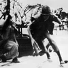 Lính Mỹ gác cửa tòa Đại sứ Mỹ ở Sài Gòn tháo chạy trước cuộc tấn công bất ngờ của biệt động Sài Gòn, đêm 30, rạng sáng 31/1/1968 (đêm mùng 1, rạng sáng mùng 2 Tết). (Ảnh: Tư liệu TTXGP)