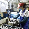 Sản xuất chi tiết động cơ, ly hợp, côn, hộp số của ôtô, xe máy tại Công ty Exedy Việt Nam, Khu công nghiệp Khai Quang. (Ảnh: Hoàng Hùng/TTX)VN