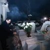 Thủ tướng Phạm Minh Chính thắp hương, hoa tại mộ 10 nữ anh hùng liệt sỹ thanh niên xung phong tại Ngã ba Đồng Lộc. (Ảnh: Dương Giang/TTXVN)