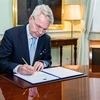 Ngoại trưởng Phần Lan Pekka Haavisto ký đơn xin gia nhập NATO của nước này, tại thủ đô Helsinki, ngày 17/5/2022. (Ảnh: THX/TTXVN)