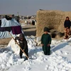 Tuyết rơi dày tích tụ tại Afghanistan khiến nhiều căn nhà bị hư hại. (Ảnh: AFP/TTXVN)