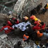 Nhân viên cứu hộ chuyển nạn nhân thiệt mạng trong vụ đánh bom ở thành phố Peshawar, Pakistan, ngày 30/1/2023. (Ảnh: AFP/TTXVN)