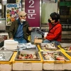 Quầy bán hải sản tại một khu chợ ở Seoul, Hàn Quốc. (Ảnh: AFP/TTXVN)
