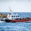 Tàu chở người di cư tới nơi tiếp nhận tạm thời trên đảo Lampedusa, Italy, ngày 11/7/2022. (Ảnh minh họa: AFP/TTXVN)