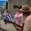 Khách du lịch tham quan khu phố cổ ở thủ đô La Habana, Cuba. (Ảnh: AFP/TTXVN)
