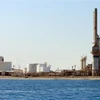 Một cơ sở khai thác dầu ở thị trấn al-Buraqah, Libya. (Ảnh: AFP/TTXVN)