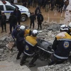 Lực lượng cứu hộ chuyển nạn nhân ra khỏi đống đổ nát sau trận động đất tại tỉnh Idlib, Syria ngày 6/2/2023. (Ảnh: AFP/TTXVN)