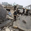 Lực lượng cứu hộ tìm kiếm nạn nhân trong đống đổ nát sau trận động đất tại Sarmada, tỉnh Idlib, Syria ngày 6/2/2023. (Ảnh: AFP/TTXVN)