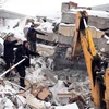 Lực lượng cứu hộ tìm kiếm người sống sót trong đống đổ nát sau trận động đất tại Kahramanmaras, Thổ Nhĩ Kỳ ngày 7/2/2023. (Ảnh: THX/TTXVN)
