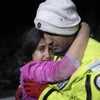 Một cảnh sát ôm và trấn an con gái sau khi cô bé được cứu sau trận động đất tại Hatay, Thổ Nhĩ Kỳ ngày 6/2. (Ảnh: AFP/TTXVN)