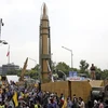 Tên lửa Shahab-3 trưng bày tại cuộc míttinh nhân Ngày Quds ở Tehran, Iran, ngày 29/4/2022. (Ảnh: AFP/TTXVN)