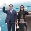 Thủ tướng Phạm Minh Chính và Phu nhân tới Sân bay quốc tế Brunei. (Ảnh: Dương Giang/TTXVN)