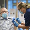 Nhân viên y tế tiêm vaccine phòng COVID-19 của hãng dược Pfizer cho người dân tại Sodermanland, Thụy Điển. (Ảnh: AFP/ TTXVN)