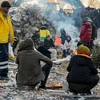 Người dân đốt lửa sưởi ấm khi mất nhà cửa sau trận động đất tại Adiyaman, Thổ Nhĩ Kỳ ngày 9/2/2023. (Ảnh: AFP/TTXVN)