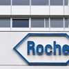 Biểu tượng của Hãng dược phẩm Roche tại trụ sở ở Basel, Thụy Sĩ. (Ảnh: AFP/TTXVN)