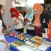 Bạn bè quốc tế và Ai Cập tìm kiểm các tài liệu văn hóa Việt Nam tại một Lễ hội Văn hóa Sakia. (Ảnh: Nguyễn Trường/Vietnam+)