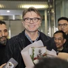 Huấn luyện viên Philippe Troussier chia sẻ với truyền thông Việt Nam khi đặt chân đến sân bay quốc tế Nội Bài sáng 26/2. (Ảnh: Minh Quyết/TTXVN)
