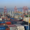 Container hàng hóa được xếp tại cảng ở tỉnh Chiết Giang, Trung Quốc, ngày 31/1/2023. (Ảnh: THX/ TTXVN)