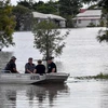 Người dân sơ tán khỏi vùng ngập lụt tại Lawrence, cách thị trấn Lismore của bang New South Wales (Australia) 70km, ngày 2/3/2022. (Ảnh minh họa: AFP/TTXVN)