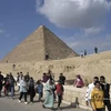 Khách du lịch tham quan Kim tự tháp Giza ở Cairo, Ai Cập. (Ảnh: AFP/ TTXVN)
