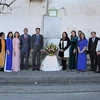 Đại sứ Việt Nam tại Algeria Nguyễn Thành Vinh và các thành viên đại sứ quán tại lễ dâng hoa tưởng niệm ở phường Bir Mourad Raïs, thủ đô Algiers. (Ảnh: Trung Khánh/TTXVN)
