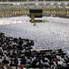 Các tín đồ Hồi giáo cầu nguyện tại Đại Thánh đường ở thành phố Mecca (Saudi Arabia), ngày 6/7/2022. (Ảnh: AFP/TTXVN)