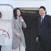 Tổng thống Hàn Quốc Yoon Suk Yeol (phải) và phu nhân lên máy bay trong chuyến thăm Nhật Bản tại căn cứ không quân ở Seongnam, phía nam Seoul, ngày 16/3/2023. (Ảnh: YONHAP/TTXVN)